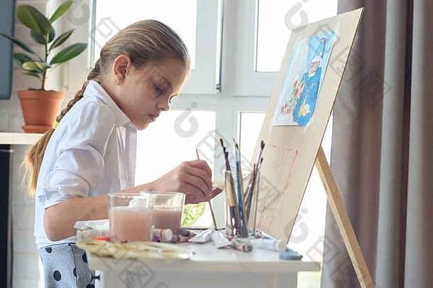 年轻的艺术家吸引了工作室画架