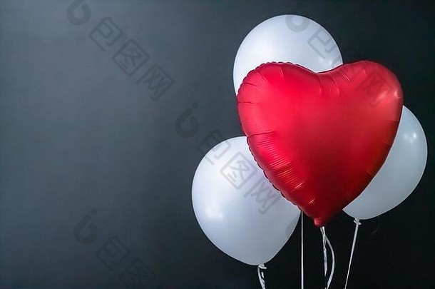 红色的心形的气球白色轮空气气球黑色的背景情人节一天假期爱