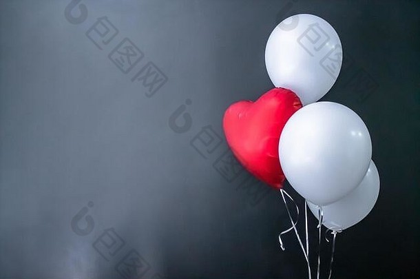 红色的心形的气球白色轮空气气球黑色的背景情人节一天假期爱