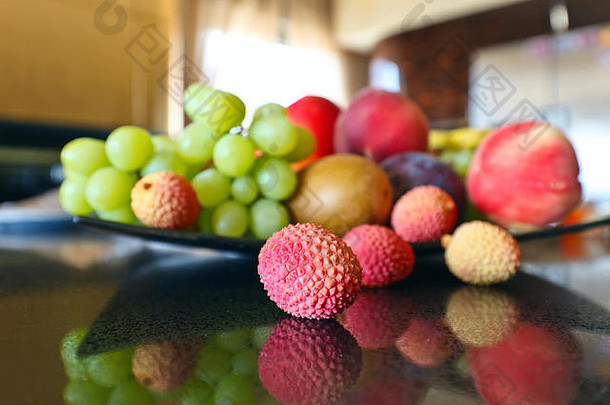 成熟的热带水果厨房表格