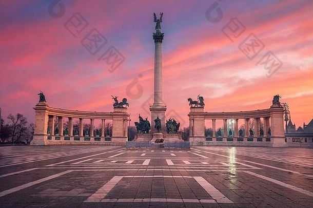 布达佩斯匈牙利城市景观图像英雄的广场年纪念碑布达佩斯匈牙利美丽的日出