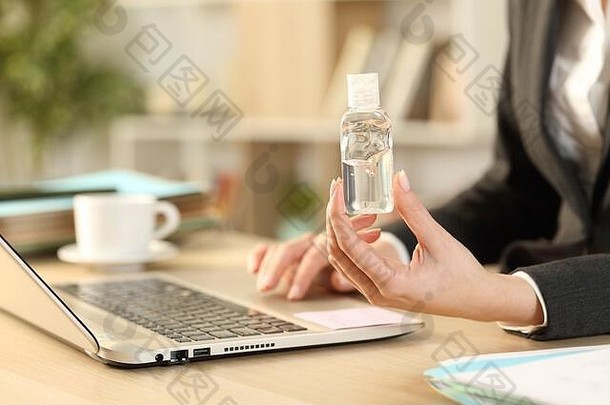 关闭企业家女人手移动PC显示洗手液摩擦坐着桌子上办公室