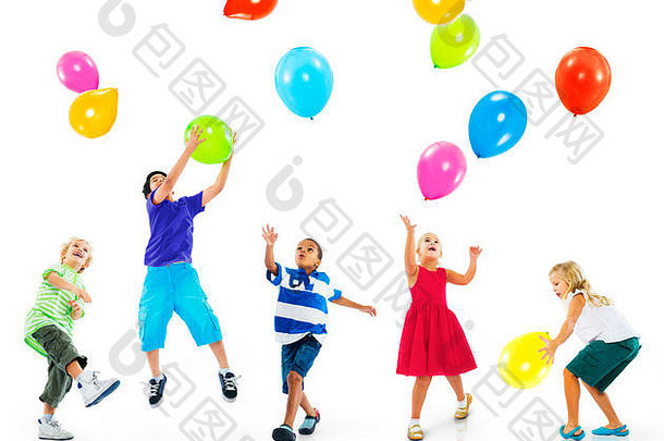 多民族孩子们气球幸福友谊概念