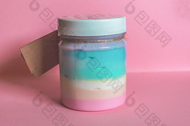 瓶身体乳液彩虹颜色粉红色的背景身体乳液奶油奶油时尚彩虹颜色美概念