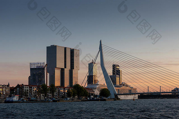 伊拉斯谟桥高上升建筑金融区荷兰城市背景清晰的蓝色的天空