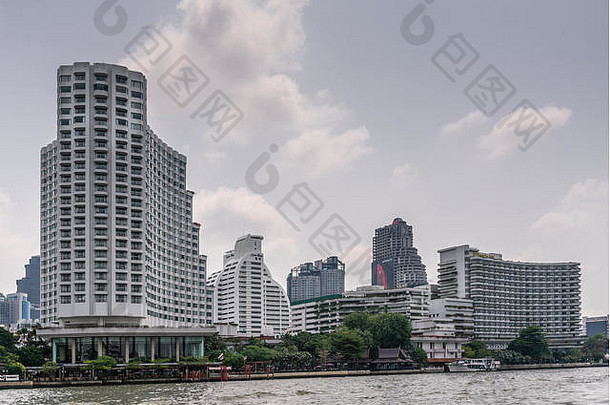曼谷城市泰国3月潮phraya河高上升建筑花园香格里拉酒店光蓝色的cloudscap