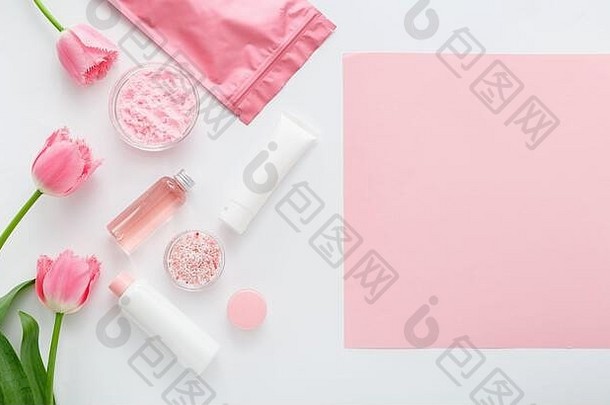 自然有机化妆品产品粉红色的花白色背景美自然化妆品浴水疗中心皮肤护理平躺复制空间