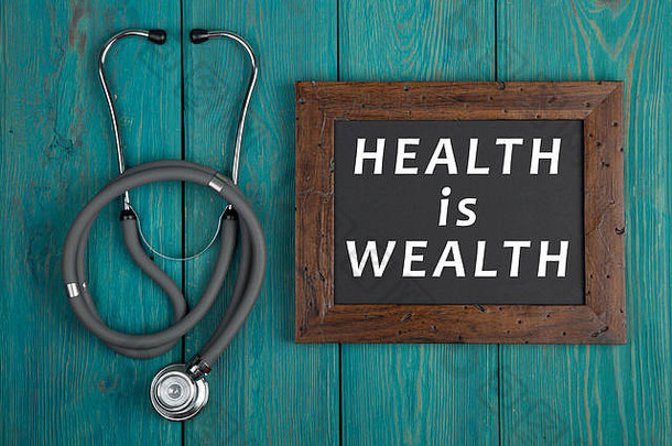 甲胺概念黑板上文本健康财富听诊器蓝色的木背景