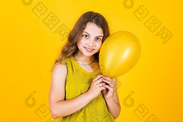 娱乐生日概念自由孩子聚会，派对跳舞气球手孩子有趣的国际儿童一天快乐童年孩子气球