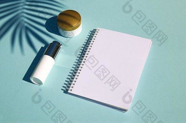 化妆品自然产品柔和的蓝色的背景笔记本登记