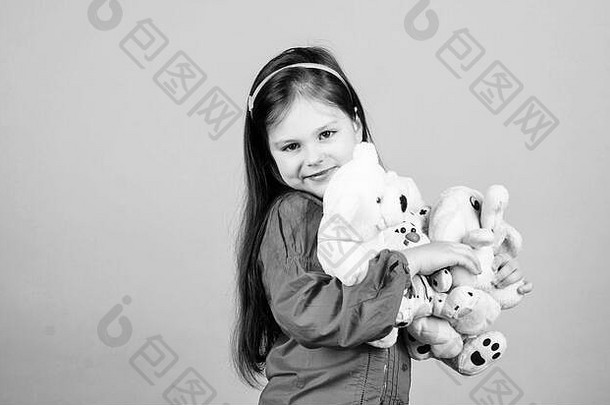 小女孩软熊玩具孩子心理学女孩玩游戏游戏室快乐童年生日拥抱泰迪熊玩具商店儿童一天朋友时刻爱幸福