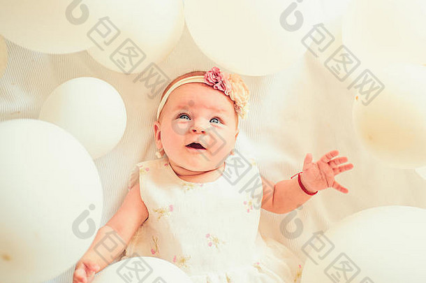 快乐婴儿肖像快乐孩子白色气球甜蜜的婴儿生活出生家庭孩子护理儿童一天小女孩