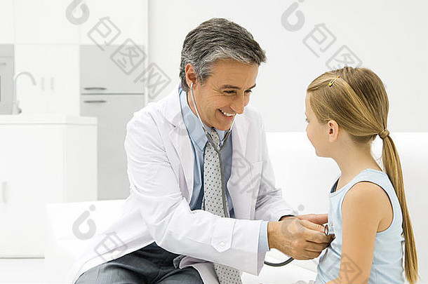 医生听女孩的心听诊器微笑