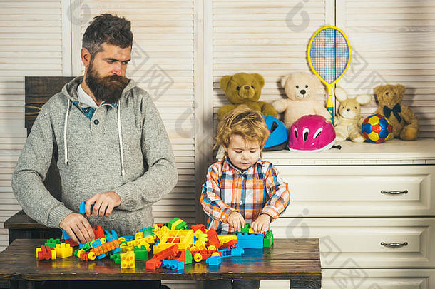 父亲小孩子玩构造函数快乐童年护理发展男孩父亲快乐家庭儿童一天