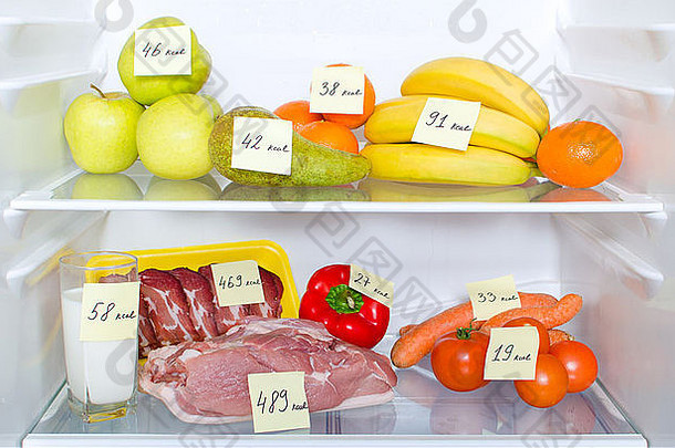 开放<strong>冰箱</strong>完整的水果蔬菜肉标志着卡路里