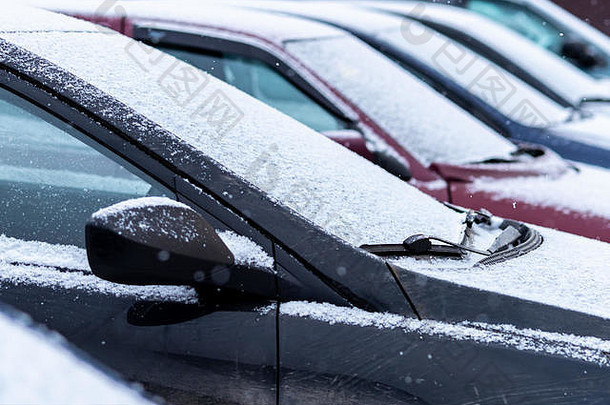 雪覆盖汽车停车关闭防冻剂车辆雪冬天时间未来坏天气条件