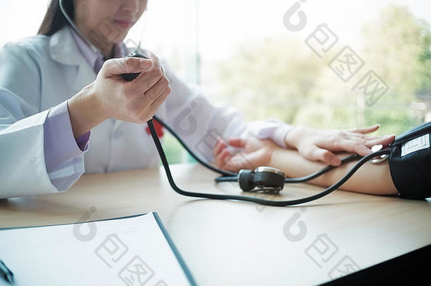 医生检测血压力古董语气