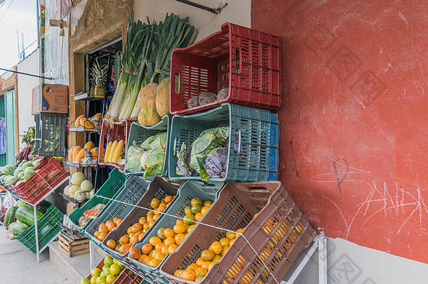 水果市场水果蔬菜显示在户外板条箱色彩斑斓的红色的墙背景三米格尔阿蘭德墨西哥
