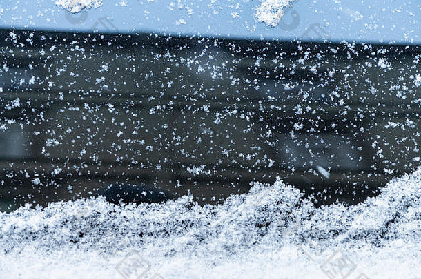 雪覆盖车窗口宏关闭防冻剂车辆雪冬天时间未来坏天气条件