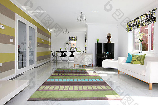 时尚的现代休息室房间大理石平铺的地板上明亮的光窗户