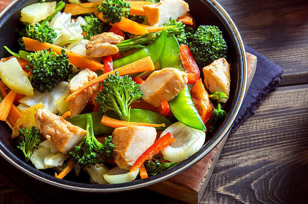 健康的搅拌炸<strong>蔬菜</strong>鸡锅关闭