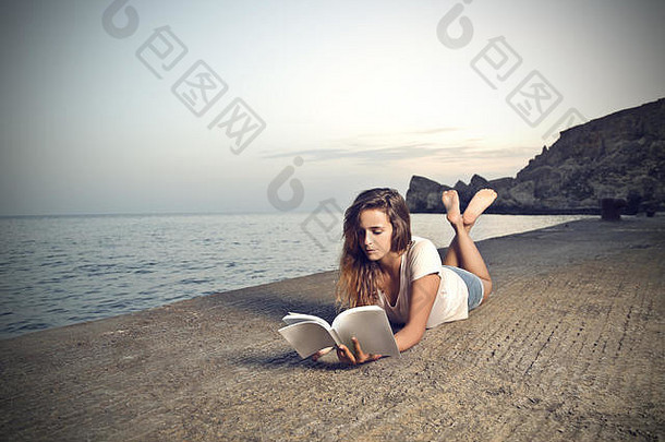 浅黑肤色的女人女人阅读海滩