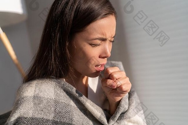 亚洲女人咳嗽拳头生病的冠状病毒病毒感染传播电晕病毒覆盖口鼻子痛苦的咳嗽生病了年轻的中国人女孩首页