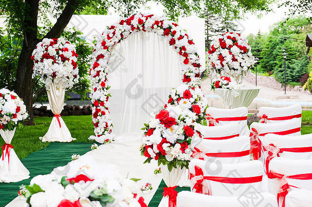 婚礼仪式装饰美丽的新鲜的婚礼拱