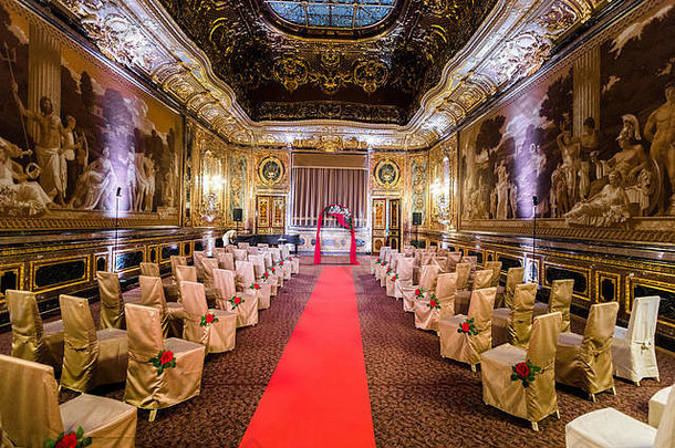 照片美丽的大厅宫装饰婚礼仪式