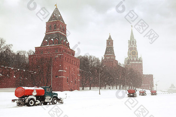 snow-remover卡车路克林姆林宫响声时钟斯帕斯卡亚塔莫斯科俄罗斯冬季降雪