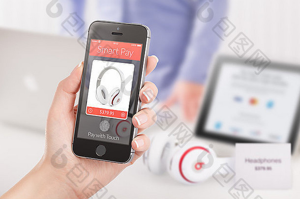 女人购买耳机黑色的移动聪明的电话NFC聪明的支付应用程序屏幕模糊商店不同