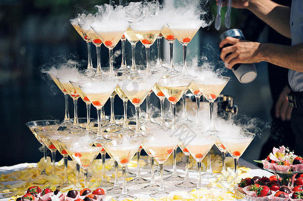 香槟金字塔事件聚会，派对宴会樱桃玻璃干冰浮点数