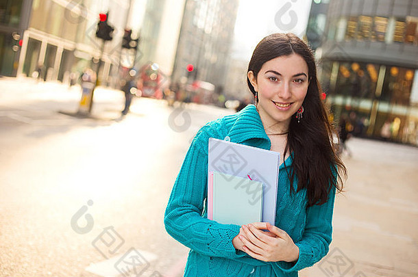 年轻的女人街持有笔记本电脑