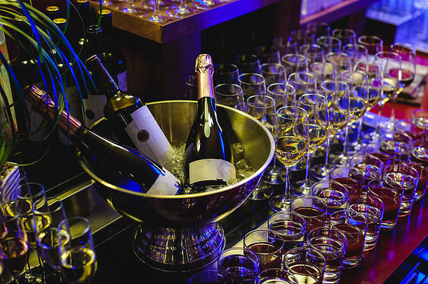 宴会接待漂亮的服务表格各种零食饮料眼镜香槟泡沫瓶含酒精的喝冰