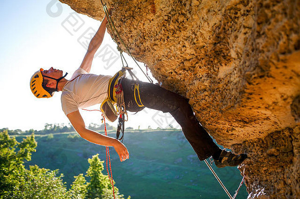 图像岩石登山者头盔攀爬山背景风景如画的景观