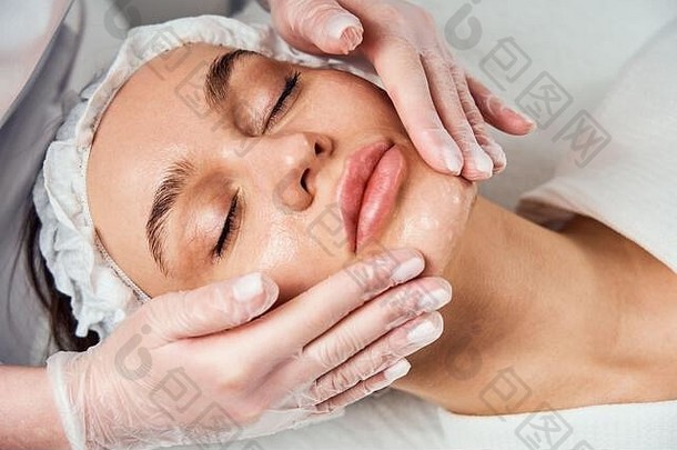 脸皮肤护理特写镜头女人面部水电磨皮剥治疗化妆品美水疗中心诊所九头蛇真空更清洁的