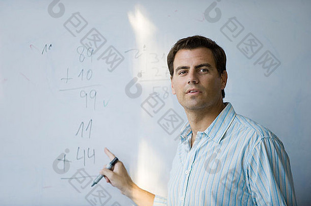 数学老师指出方程白板