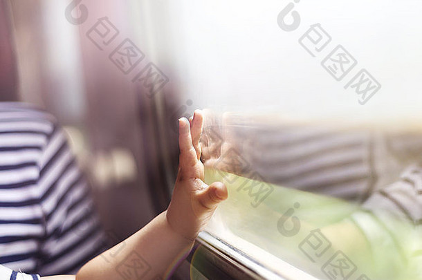 男孩旅行复古的火车触碰窗口