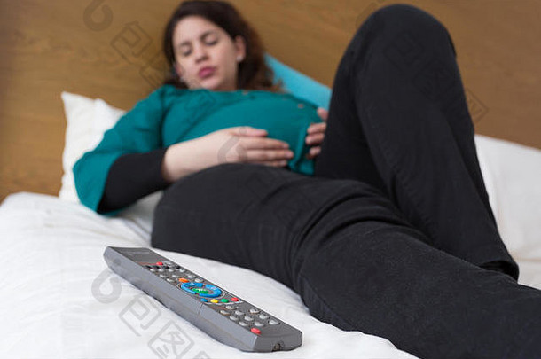 怀孕了女人下降睡着了看电视