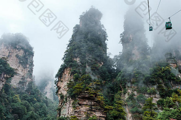 张家界国家公园电缆汽车多雾的山峰美丽的风景中国