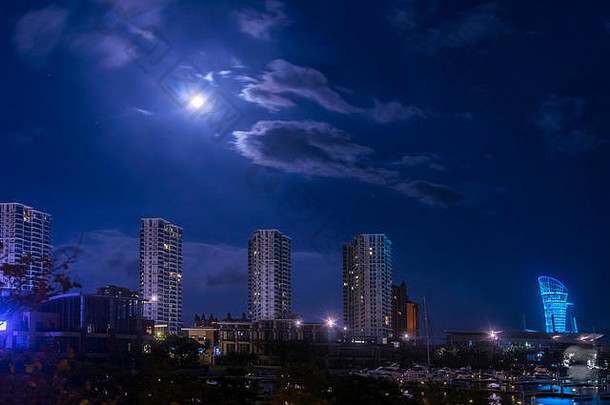 晚上城市视图完整的月亮三亚中国