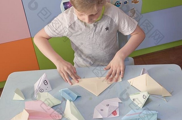 年男孩使折纸飞机青蛙检疫新冠病毒