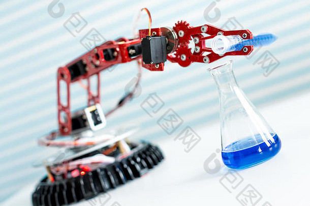机器人操纵测试管危险的化学物质