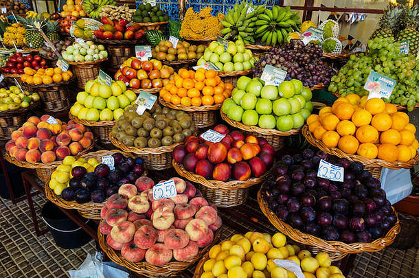 水果蔬菜出售丰沙尔市场大厅葡萄牙语岛木头