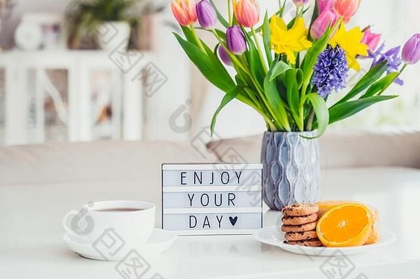 好早....概念浪漫的早餐新鲜的春天花杯热咖啡喝饼干橙色lightbox消息享受一天三月