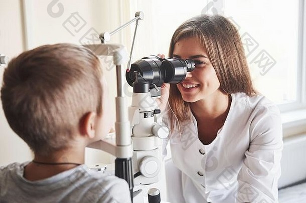 色彩斑斓的图片男孩测试眼睛特殊的光学装置<strong>女</strong>医生