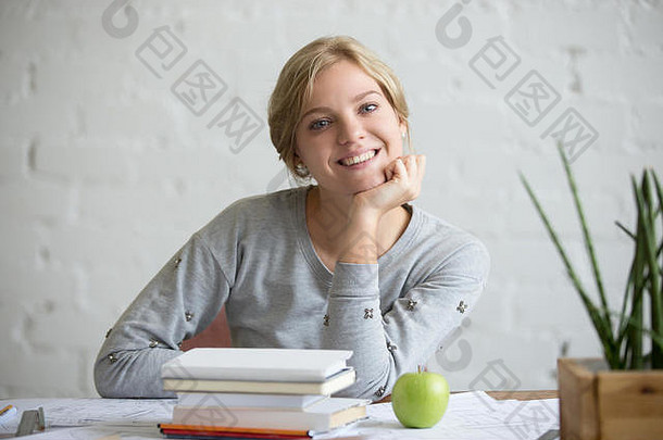 肖像微笑女孩桌子上书苹果