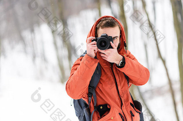 金发女郎照片男孩罩拍摄冬天树雪走森林