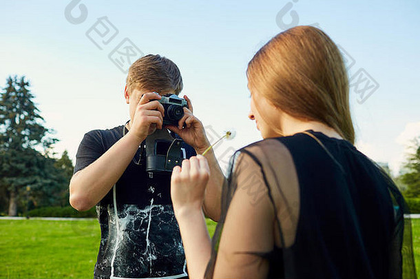摄影师拍摄女孩相机公园