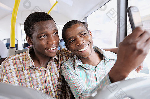 十几岁的男孩朋友公共汽车采取图片移动电话角小镇西方角省南非洲